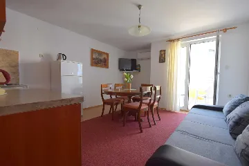 Two-Bedroom Ground-Floor Apartment for 5 in Njivice