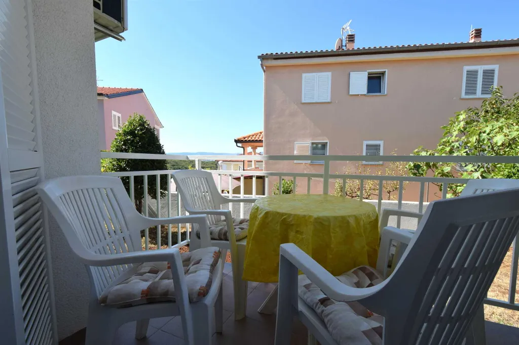 Two-Bedroom Ground-Floor Apartment for 5 in Njivice