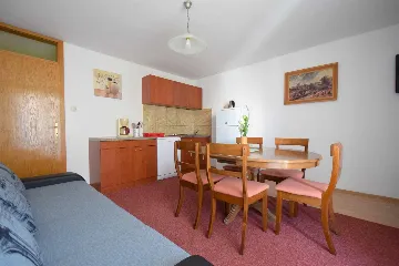 Two-Bedroom Ground-Floor Apartment for 5 in Njivice