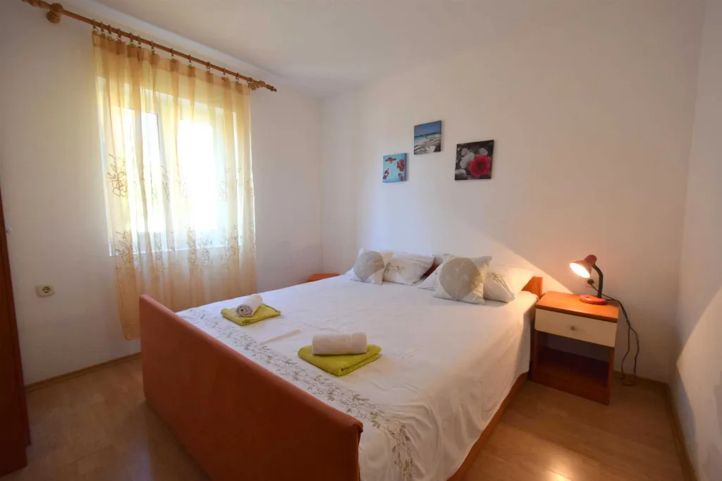 Two-Bedroom Ground-Floor Apartment for 5 in Njivice