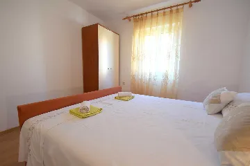 Two-Bedroom Ground-Floor Apartment for 5 in Njivice