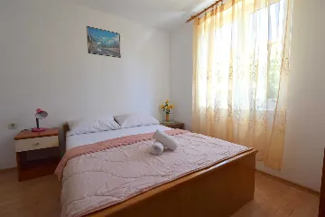 Two-Bedroom Ground-Floor Apartment for 5 in Njivice