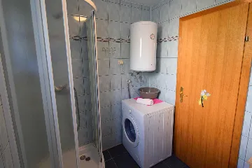 Two-Bedroom Ground-Floor Apartment for 5 in Njivice