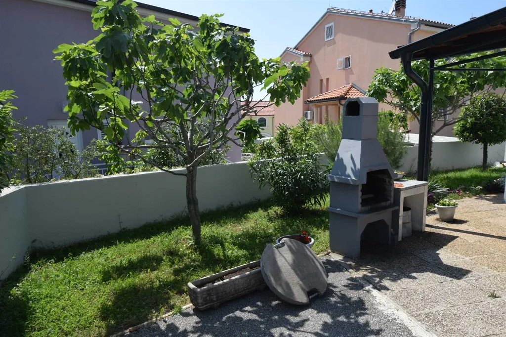 Air-Conditioned 2-Bedroom Apartment in Njivice