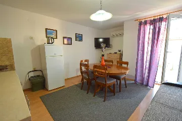 Air-Conditioned 2-Bedroom Apartment in Njivice
