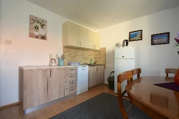 Air-Conditioned 2-Bedroom Apartment in Njivice
