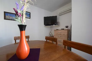 Air-Conditioned 2-Bedroom Apartment in Njivice