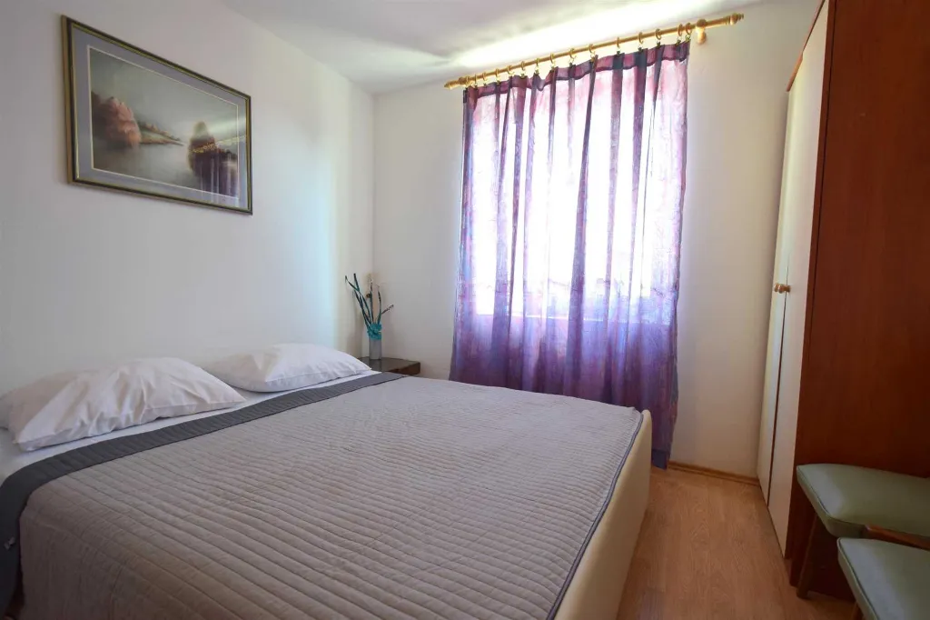 Air-Conditioned 2-Bedroom Apartment in Njivice