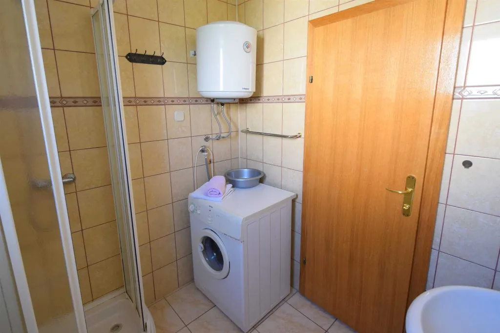 Air-Conditioned 2-Bedroom Apartment in Njivice