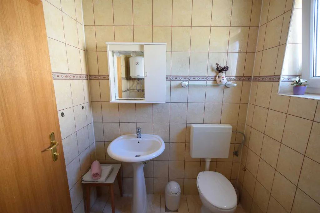 Air-Conditioned 2-Bedroom Apartment in Njivice