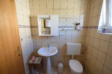 Air-Conditioned 2-Bedroom Apartment in Njivice