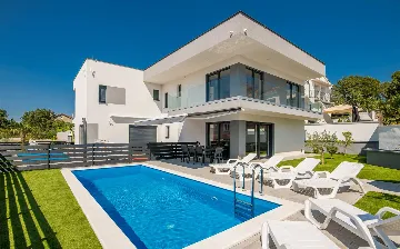 3-Bedroom Villa in Malinska with Private Pool