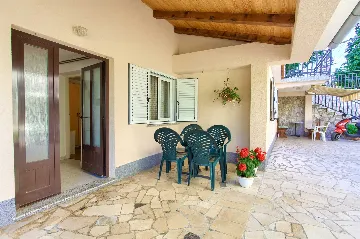 Vantačići Apartment for 2 Guests with Covered Terrace