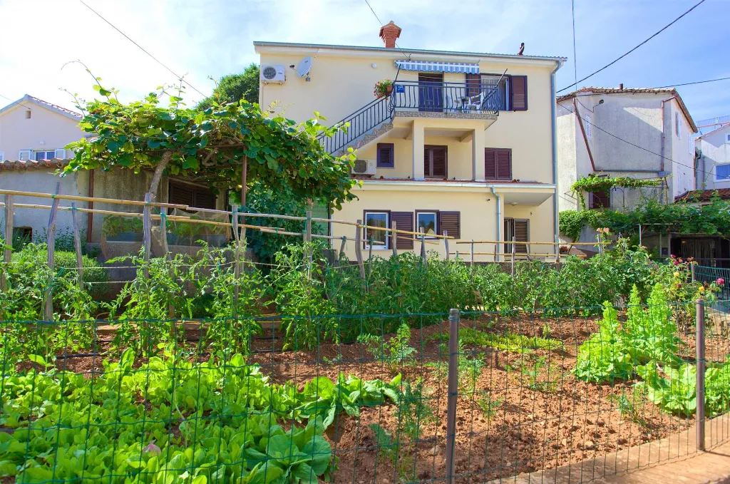 Vantačići Apartment for 2 Guests with Covered Terrace