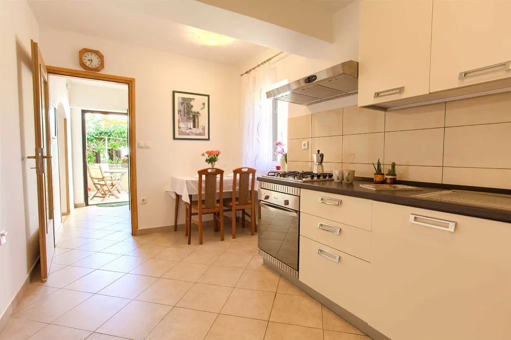 Vantačići Apartment for 2 Guests with Covered Terrace