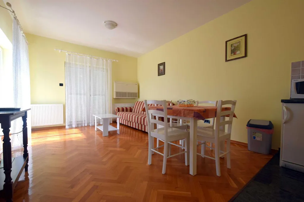 2-Bedroom Apartment in Malinska for 5