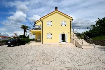 Balcony Apartment for 5 Guests in Malinska