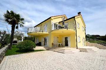 Balcony Apartment for 5 Guests in Malinska