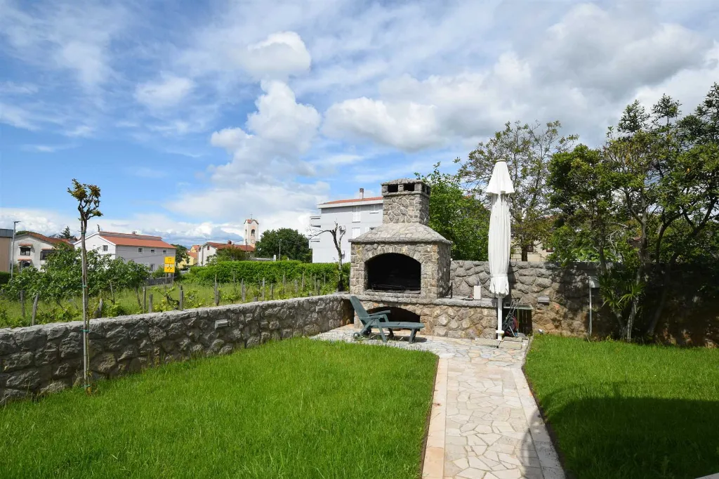 Balcony Apartment for 5 Guests in Malinska