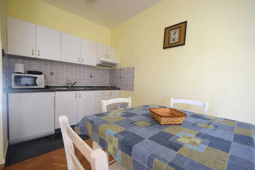 Balcony Apartment for 5 Guests in Malinska