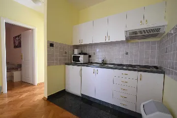Balcony Apartment for 5 Guests in Malinska