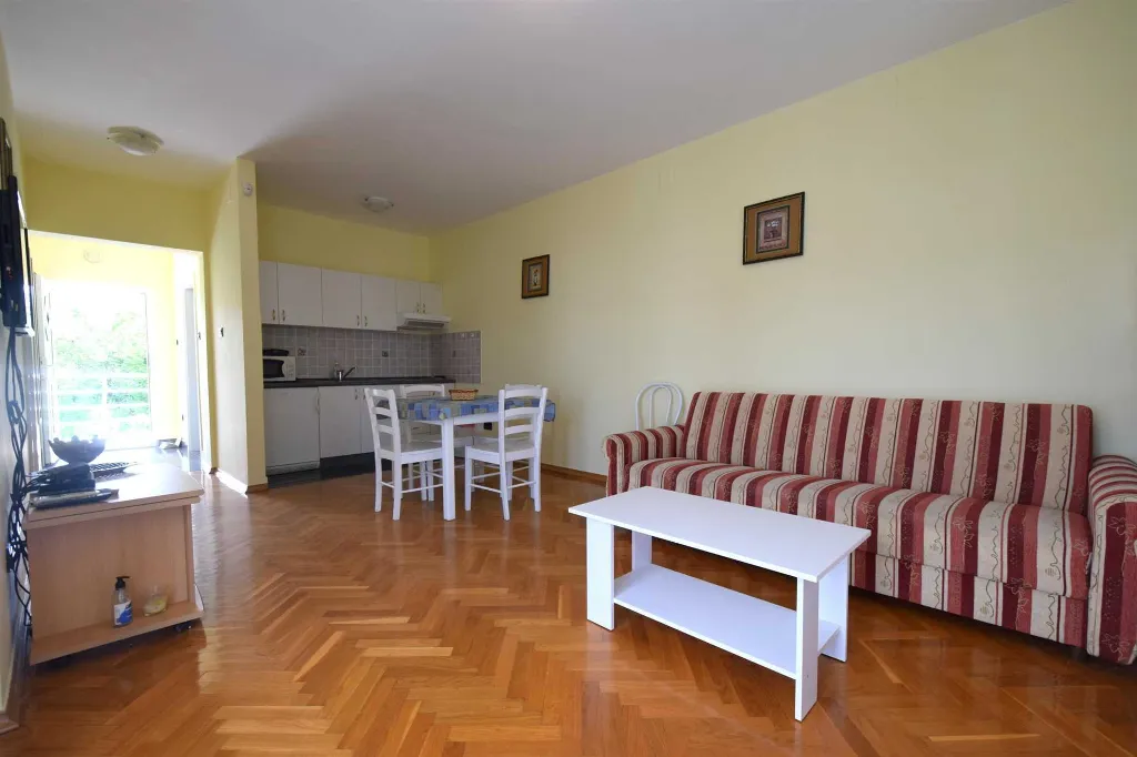 Balcony Apartment for 5 Guests in Malinska