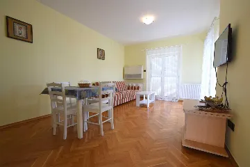 Balcony Apartment for 5 Guests in Malinska