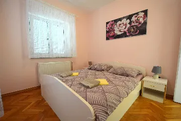 Balcony Apartment for 5 Guests in Malinska