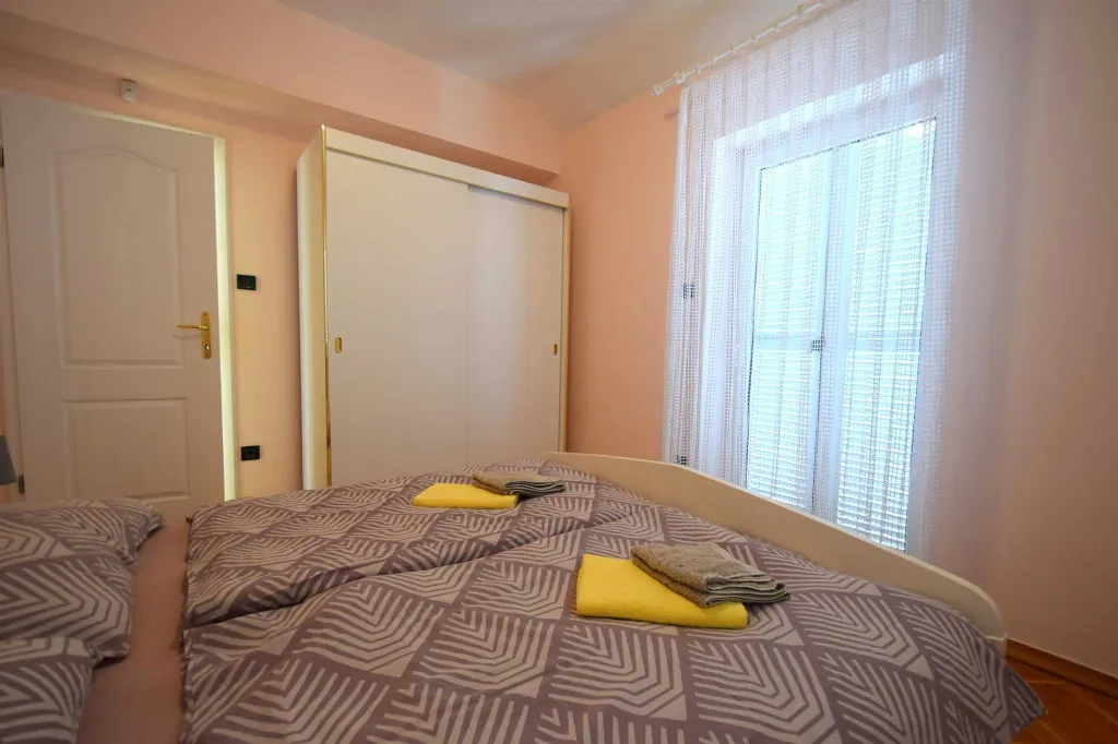 Balcony Apartment for 5 Guests in Malinska