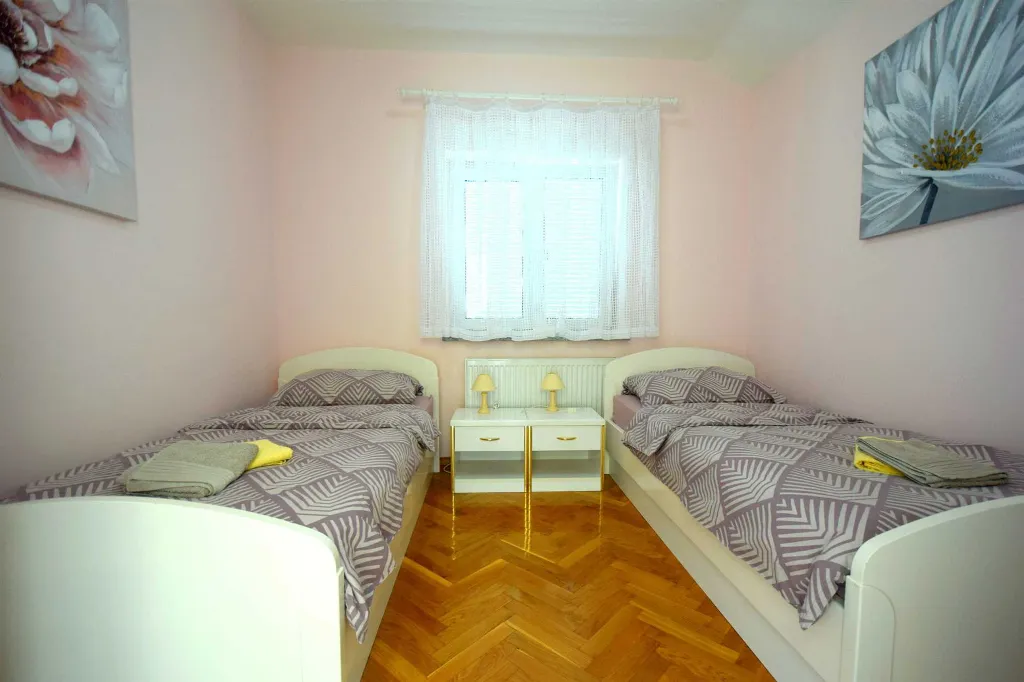 Balcony Apartment for 5 Guests in Malinska