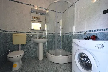 Balcony Apartment for 5 Guests in Malinska