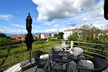 Balcony Apartment for 5 Guests in Malinska