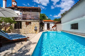 4-Bedroom Villa with Heated Pool in Risika