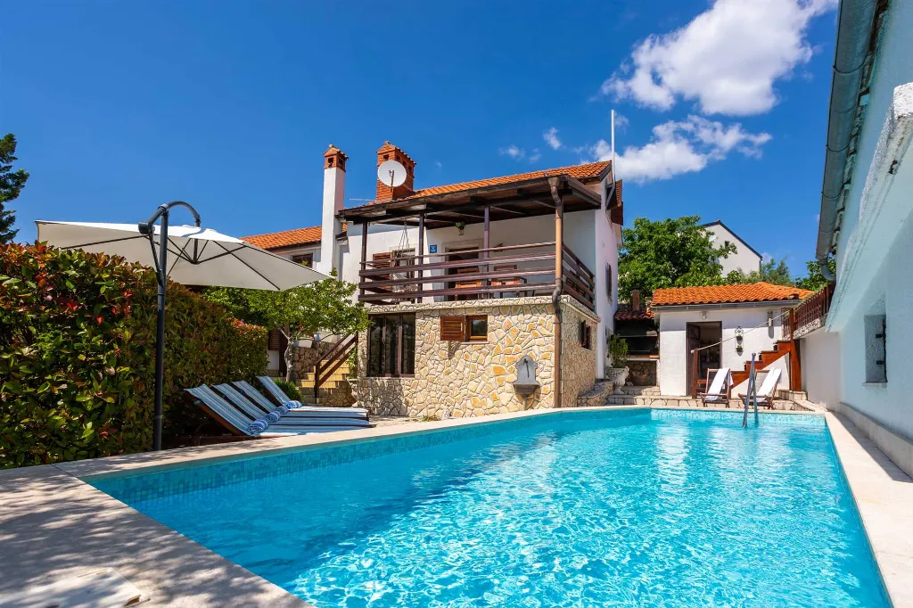 4-Bedroom Villa with Heated Pool in Risika