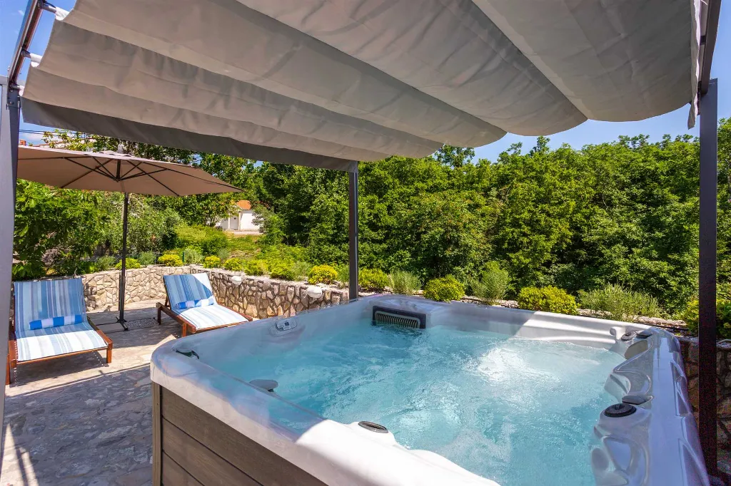 4-Bedroom Villa with Heated Pool in Risika
