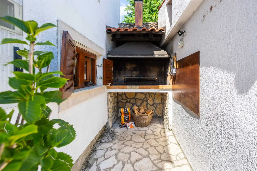 4-Bedroom Villa with Heated Pool in Risika