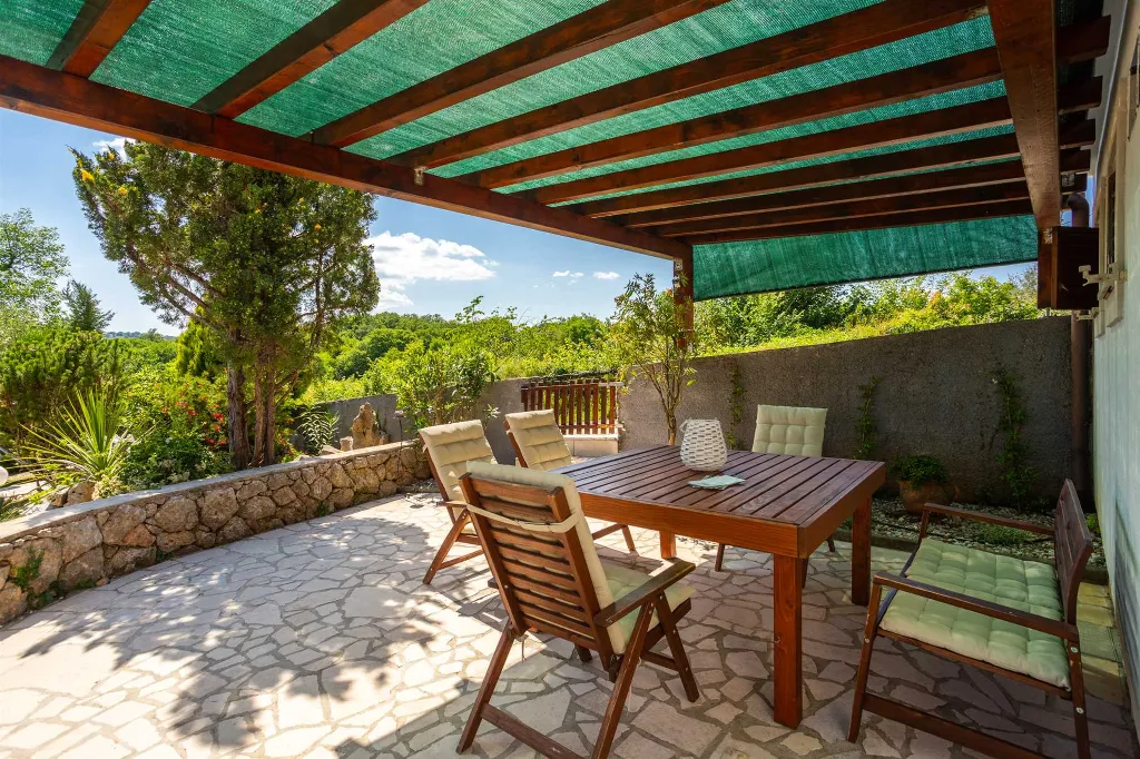 4-Bedroom Villa with Heated Pool in Risika