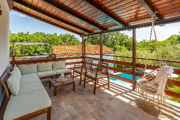 4-Bedroom Villa with Heated Pool in Risika