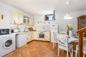 4-Bedroom Villa with Heated Pool in Risika