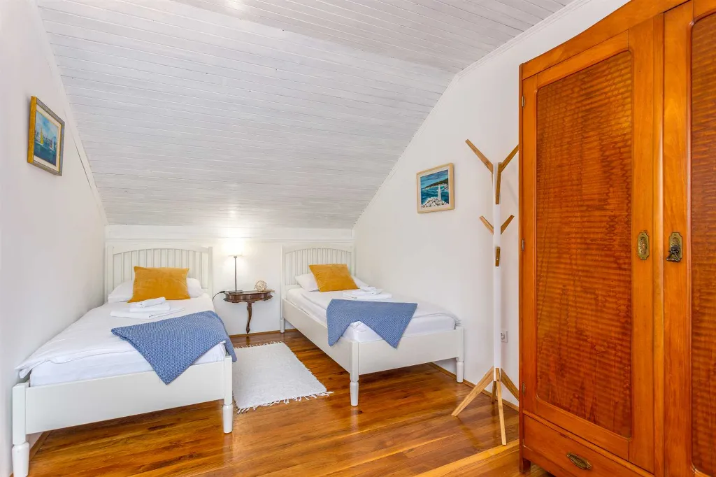 4-Bedroom Villa with Heated Pool in Risika