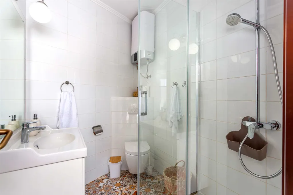 4-Bedroom Villa with Heated Pool in Risika
