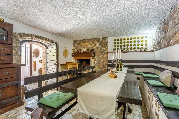 4-Bedroom Villa with Heated Pool in Risika