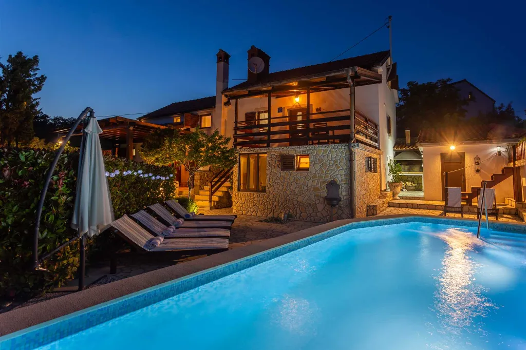 4-Bedroom Villa with Heated Pool in Risika