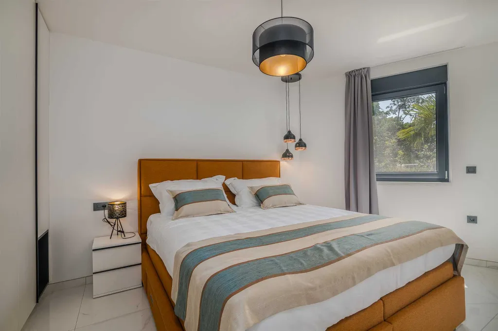 Njivice Apartment for 4 Guests with Private Pool