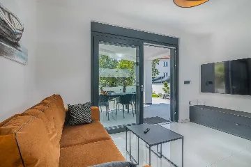 Njivice Apartment for 4 Guests with Private Pool