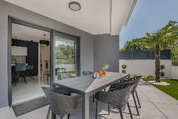 Njivice Apartment for 4 Guests with Private Pool