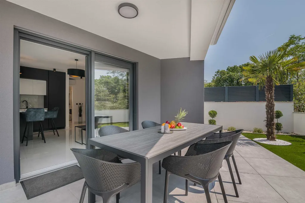 Njivice Apartment for 4 Guests with Private Pool