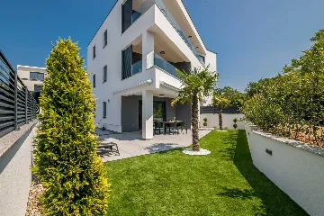 Njivice Apartment for 4 Guests with Private Pool