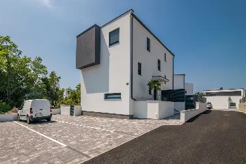 Njivice Apartment for 4 Guests with Private Pool