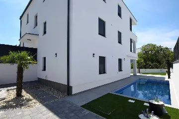 Njivice Apartment for 4 Guests with Private Pool